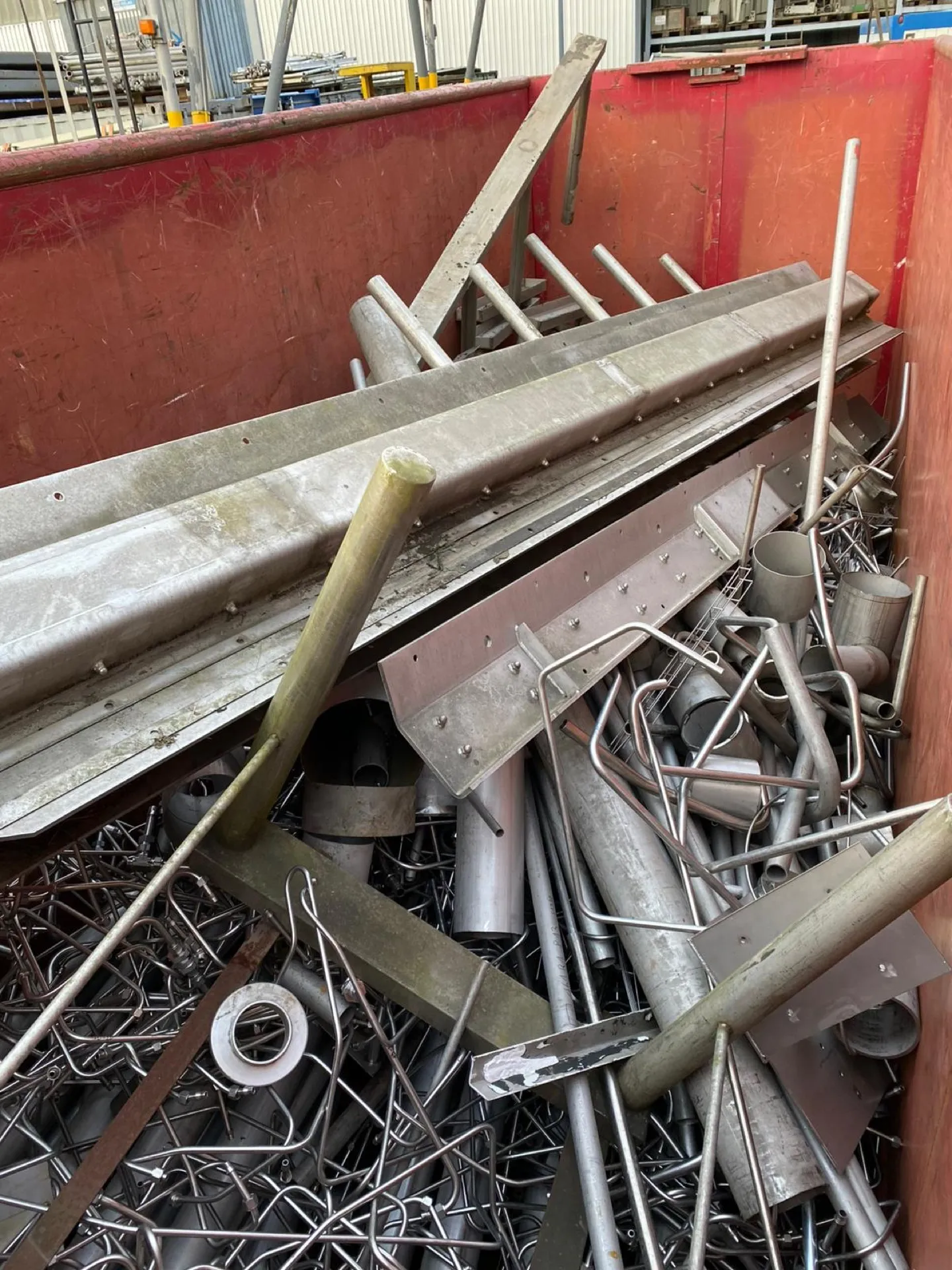 Container mit Metallteilen in einer Lagerhalle