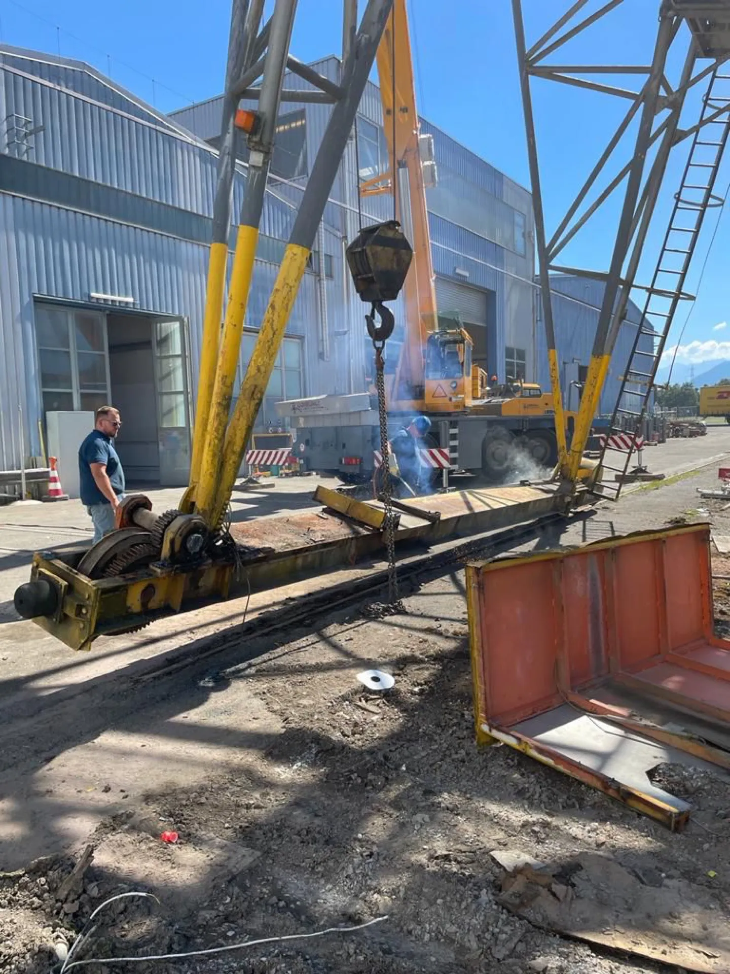 Kran hebt schwere Metallteile