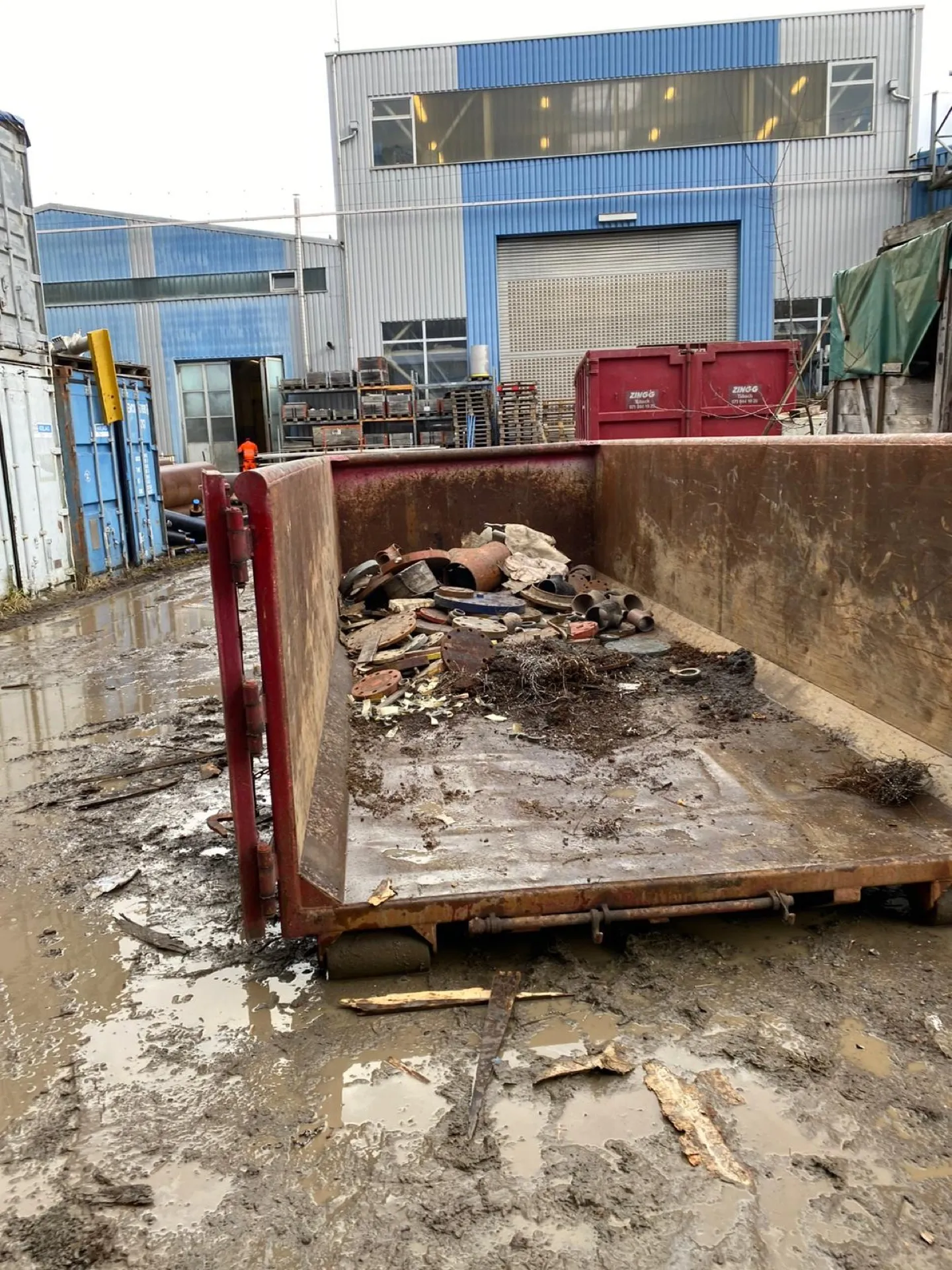 Mulde auf einem Werkhof